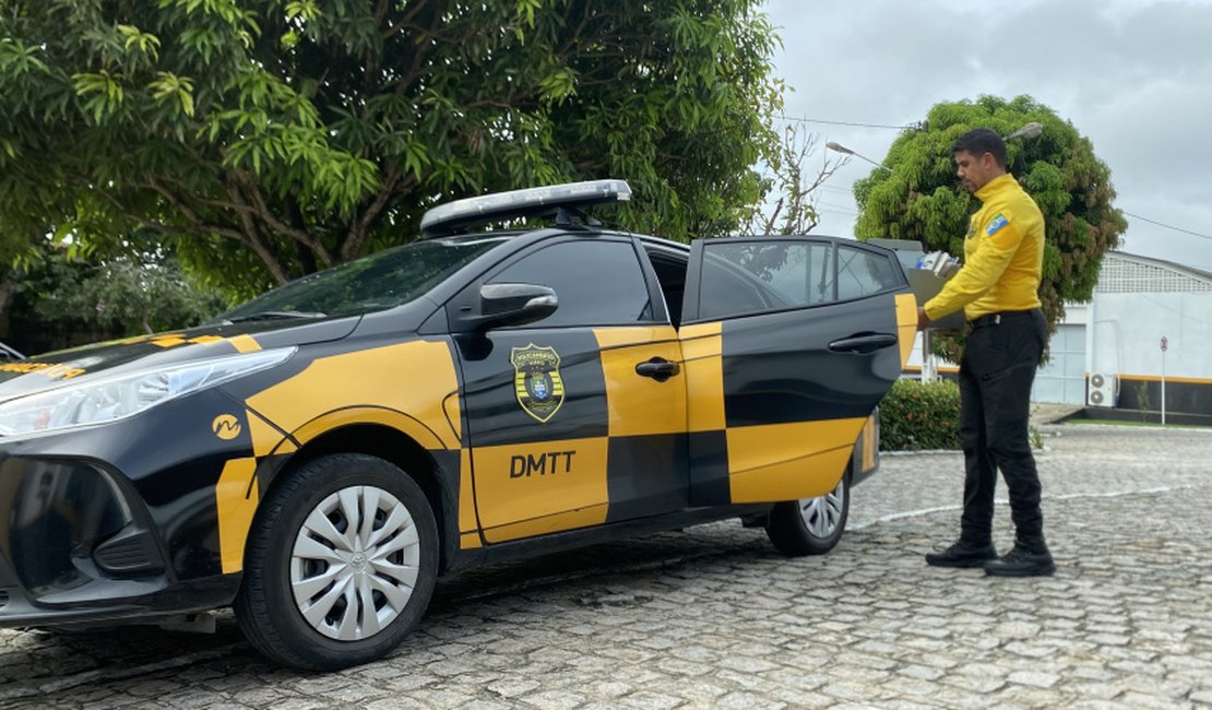 DMTT realiza entrega domiciliar de placas perdidas durante as chuvas em Maceió