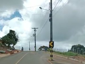 [Vídeo] Poste no meio de rodovia recém-inaugurada coloca condutores em risco entre Taquarana e Belém
