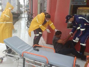 Pai de vítima de homicídio passa mal enquanto aguarda liberação do corpo