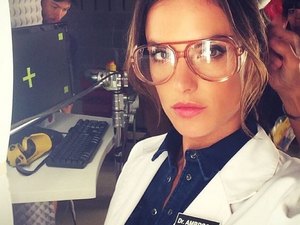 Alessandra Ambrósio põe óculos e jaleco: 'Sempre quis ser cientista'