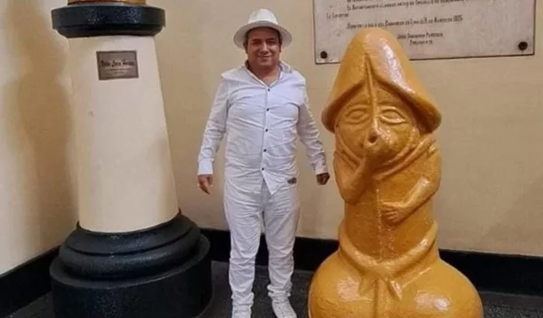 Prefeito coloca estátua em forma de pênis na sede da prefeitura