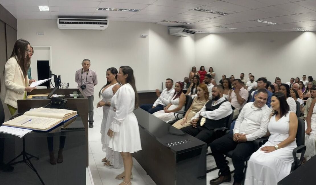 Casais oficializam a união em cerimônia no Fórum de Delmiro Gouveia
