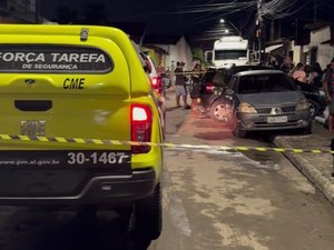 Criminosos encapuzados invadem casa e executam dois jovens na parte alta de Maceió