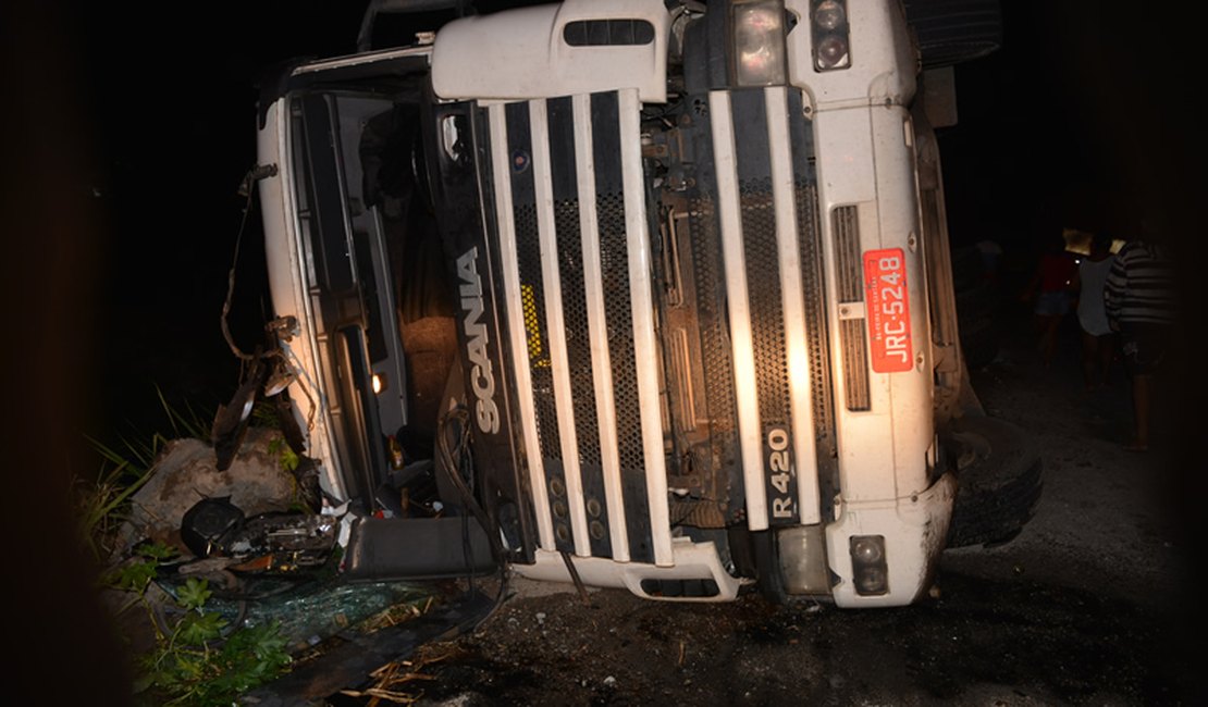 Carreta lotada de aguardente tomba e deixa motorista ferido na BR-101