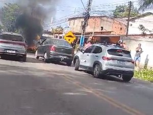 [Vídeo] Protesto por falta de água interdita trânsito na AL-101 Norte, em Ipioca