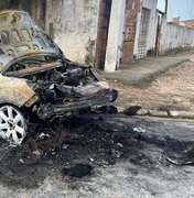 [Vídeo] Carro colide com poste, pega fogo e é destruído pelas chamas no Petrópolis