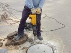Casal realiza manutenção em áreas de poços do residencial Maceió I