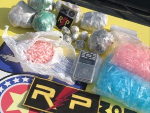 Polícia encontra quase 300 pedras de crack e 200 pinos de cocaína em carro de aplicativo