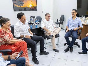 Luciano Barbosa recebe JHC e Rodrigo Cunha em seu gabinete, em Arapiraca