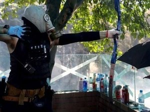 Policial é atingido por flecha durante manifestação em Hong Kong