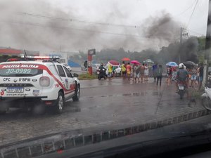 Moradores bloqueiam rodovia BR 316 em Satuba