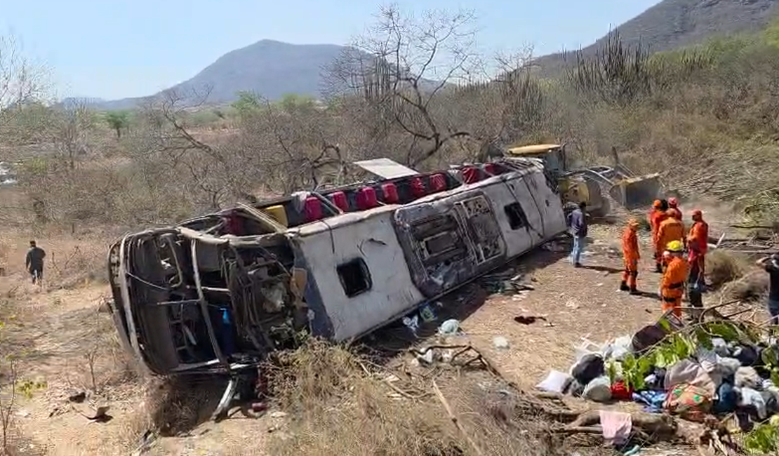 Motorista de ônibus de romeiros fica em estado grave após capotamento na AL-220
