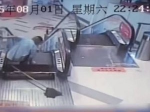 [VÍDEO] Homem perde pé em outro acidente em escada rolante na China