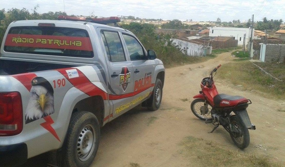 Homem com moto roubada foge da polícia e abandona veiculo