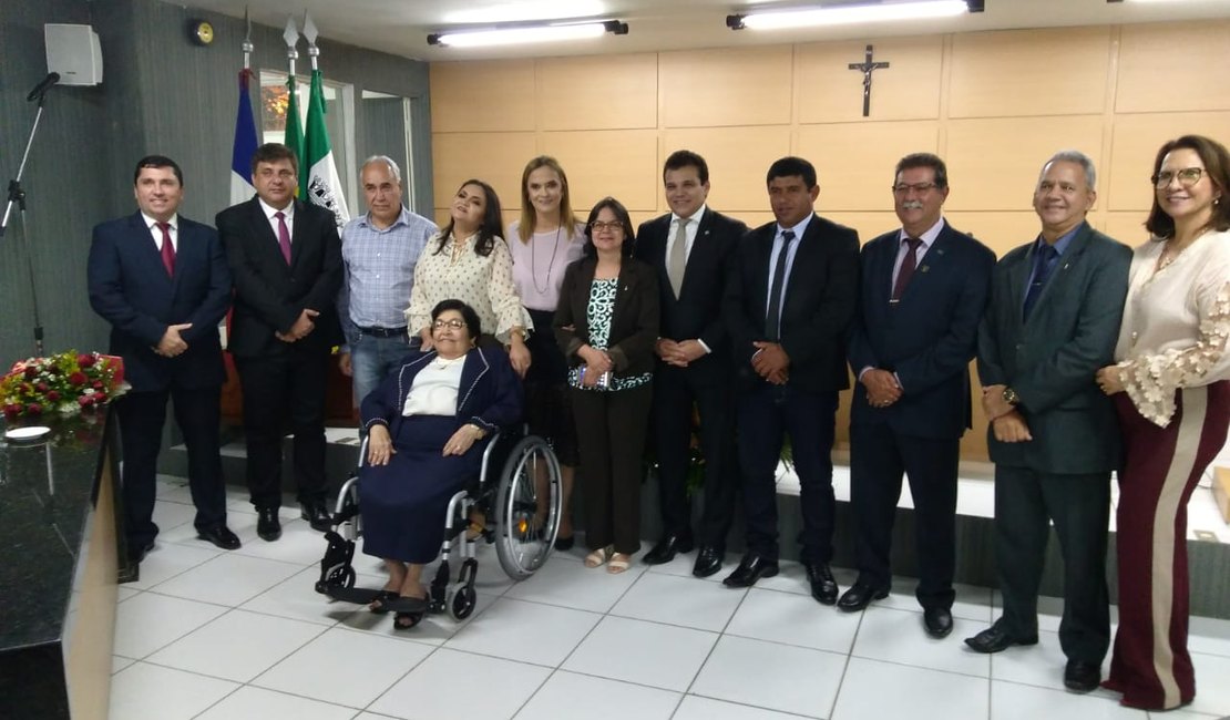 Câmara Municipal de Arapiraca concede dupla homenagem em sessão solene