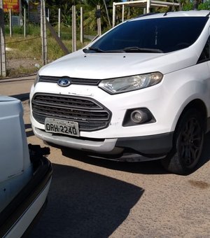 Veículos colidem na principal via da AL 101  e param o trânsito, em Ipioca