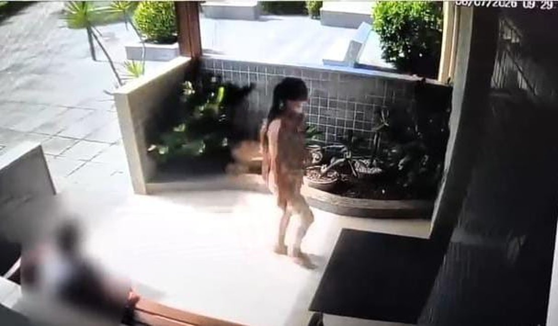 [Vídeo] Mulher é procurada por furtar R$ 13 mil de idosa em condomínio de Maceió