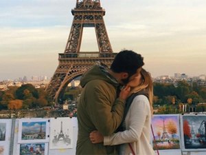 Mulher beija desconhecidos em cartões-postais, e fotos viralizam na web