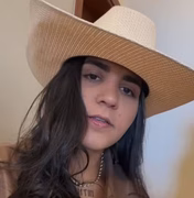 Cantora Yasmin Santos é vítima de furto e mostra carro com vidro estilhaçado