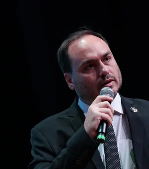 Carlos Bolsonaro fala em “oportunistas” após briga com Nikolas Ferreira