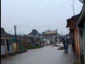 Chuva deixa moradores de União dos Palmares ilhados nesta segunda