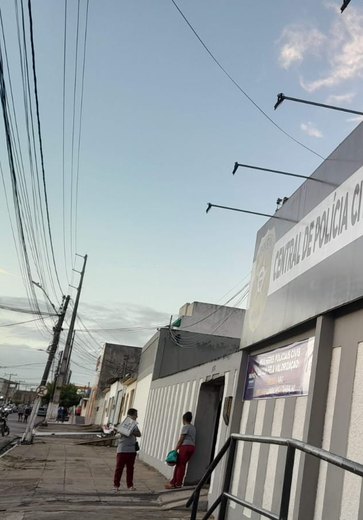 Jovem é preso e adolescente é apreendido com mais de 20 pedras de crack em Arapiraca