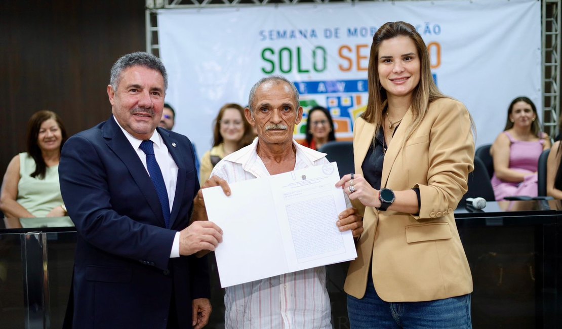 Prefeita Ceci entrega 19 títulos de propriedade pelo Programa Moradia Legal em Atalaia