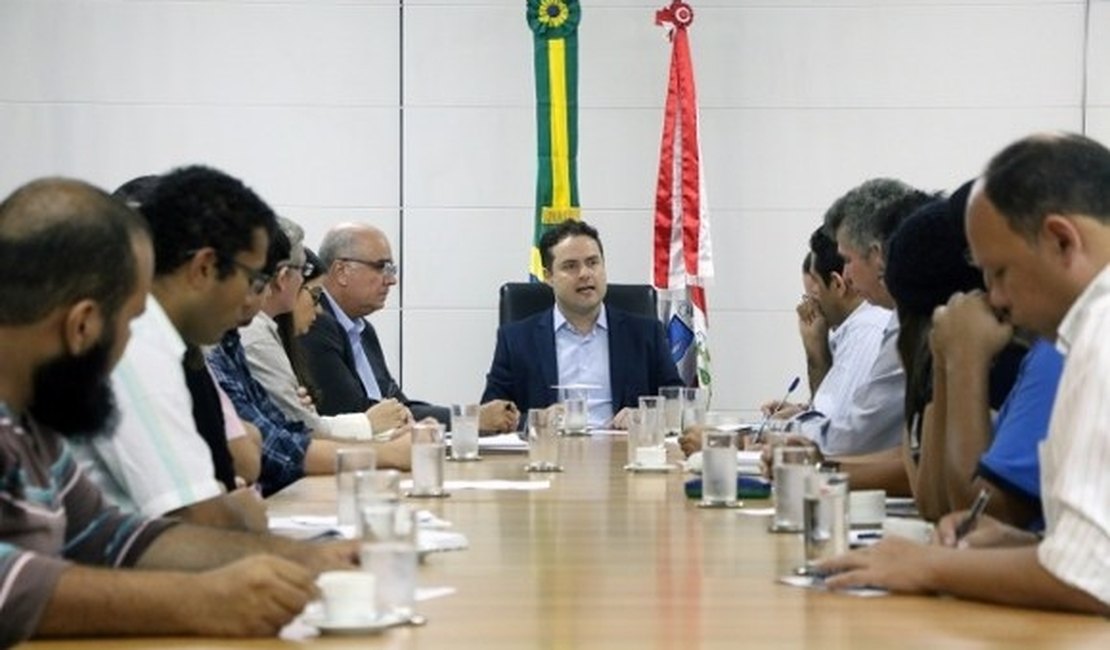 Renan Filho abre diálogo com professores, alunos e técnicos da Uneal