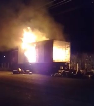 [Vídeo] Caminhão lotado de mercadoria pega fogo em Penedo