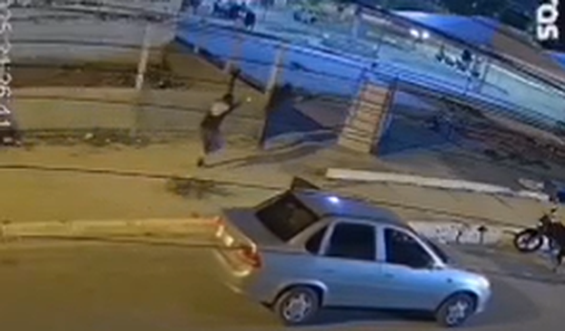 Câmera flagra momento em que homem é assassinado no conjunto Graciliano Ramos