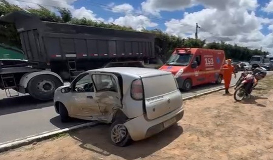 Colisão entre carros na AL-220 deixa duas pessoas feridas em Arapiraca