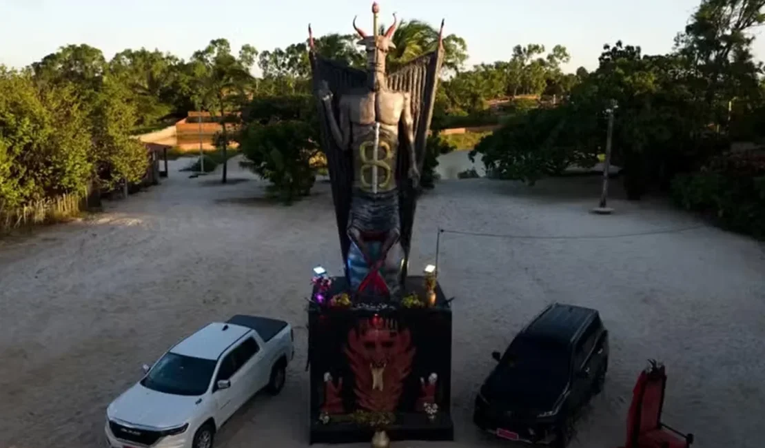 Feiticeira constrói estátua de 11 metros em homenagem ao Diabo no Ceará