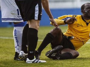 Árbitro Luiz Flávio de Oliveira sofre lesão no pé e deixa estádio de ambulância