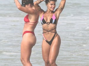 Com biquíni da moda, Aline Riscado treina futebol e toma banho de mar
