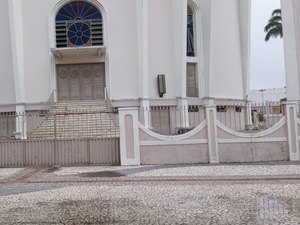 [Vídeo] Mulher derruba portão e tenta entrar na concatedral de Arapiraca