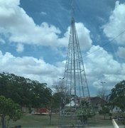 Prefeitura paga R$118 mil em três árvores de natal, enquanto servidores ficam sem saber se receberão 13º 
