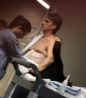 Carlos publica foto de Bolsonaro no hospital: “Estado muito delicado”