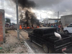 [Vídeo] Manifestantes fecham rodovia em protesto a falta de pagamento de motoristas