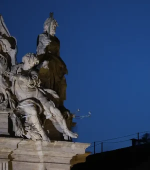 Fumaça preta no Vaticano indica que ainda não foi escolhido o novo papa