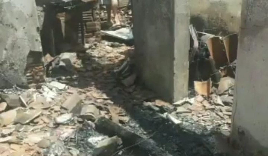 [Vídeo] Após perder casa em incêndio, família arapiraquense faz apelo para reconstruir imóvel