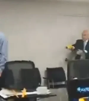 Prefeito usa arma de choque em assessor no Peru para demonstrar uso