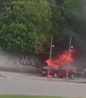 [Vídeo] Carro pega fogo perto da Passarela da Ufal e é destruído pelas chamas em Maceió