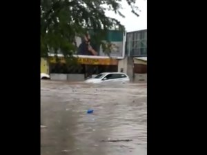[Vídeo] Cruzamento alaga, motoristas ficam ilhados e veículos submersos 