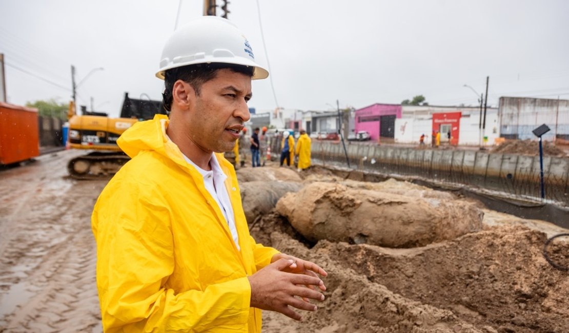 Obra do Renasce Salgadinho avança com instalação de 4 mil placas de concreto