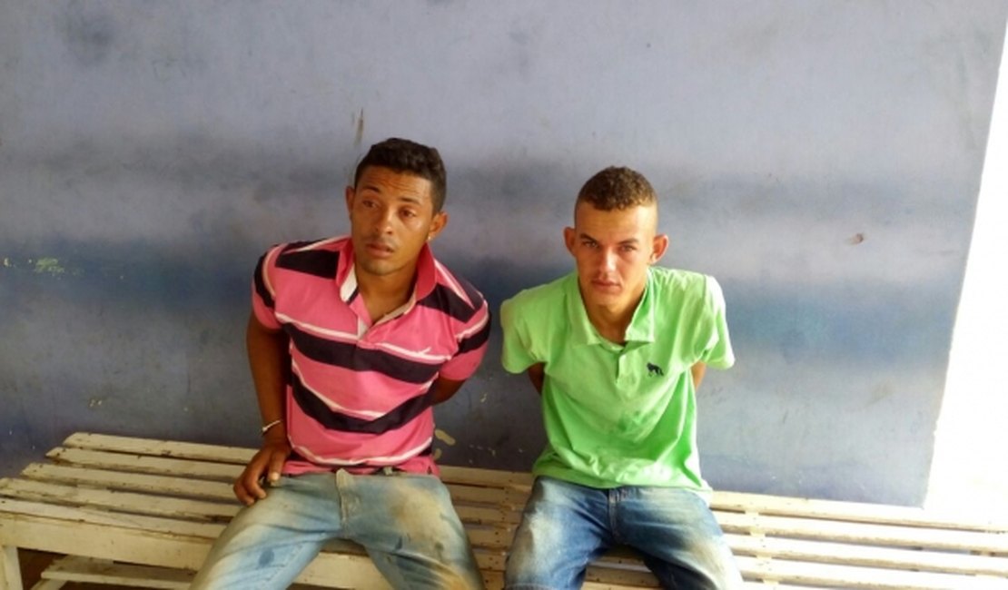 Após exibir revólver, dupla é presa por porte ilegal