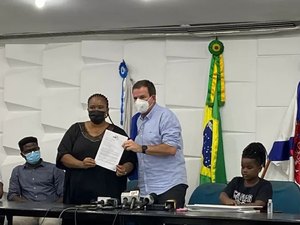 Prefeito do RJ anuncia que a família de congolês assassinado serão novos donos do quiosque dos acusados pelo crime