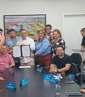 [Vídeo] Luciano Barbosa autoriza construção de novas creches e pavimentação de 10 ruas em Arapiraca