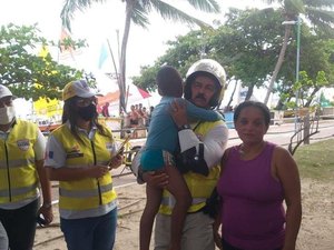 Agentes da Ronda do Bairro ajudam criança perdida a reencontrar os pais