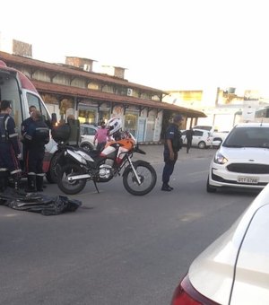 Skatista morre após pegar 'carona' na traseira de moto no bairro do Pinheiro, em Maceió