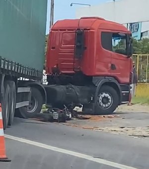 [Vídeo] Motociclista colide contra caminhão e tem fratura na perna, em Maceió